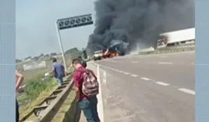 Pessoas observando incêndio numa rodovia